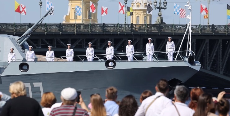 В Петербурге прошел главный парад ВМФ России