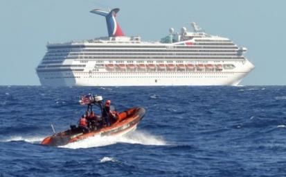 Круизный лайнера Carnival Triumph отбуксировали в порт