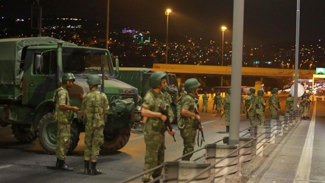Беглые турецкие военные приговорены в Греции к двум месяцам тюрьмы