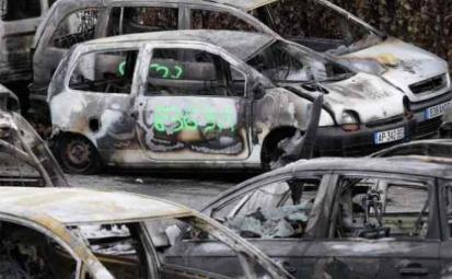 В новогоднюю ночь во Франции сгорело около 1200 автомобилей