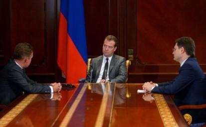 Медведев: пора прекращать нянчиться с Украиной