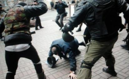 У киевской мэрии радикалы избили милиционеров