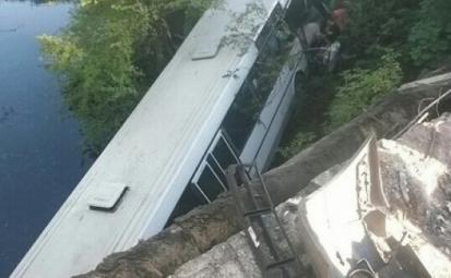 В Калининграде на ул. Киевской пассажирский автобус упал с обрыва в болото