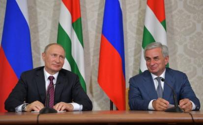 Госдеп недоволен: США назвали «неприемлемым» визит Путина в Абхазию
