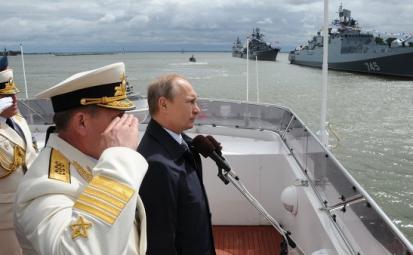 Путин посетил военно-морской парад в Балтийске